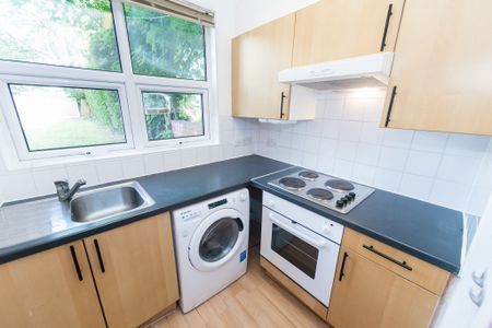 Flat 2, 27 Richmond Road, Headingley, LEEDS - Photo 5