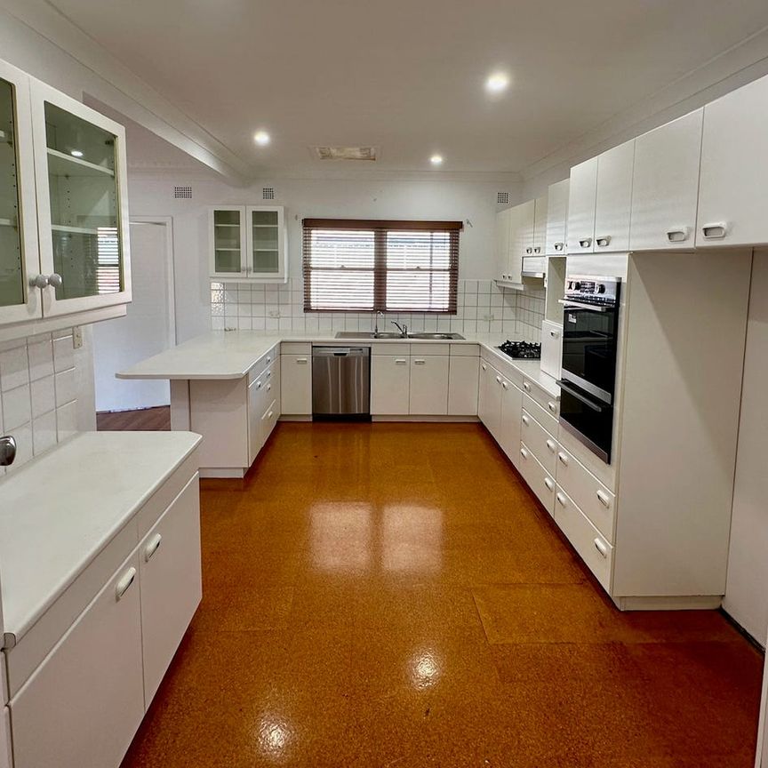 Spacious & Comfortable Double Brick Family Home - Photo 1