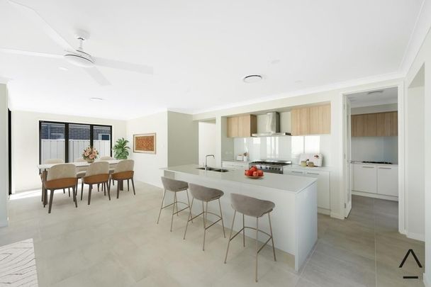 Brand-New Luxury Family Home – Premium Gledswood Hills Location - Photo 1