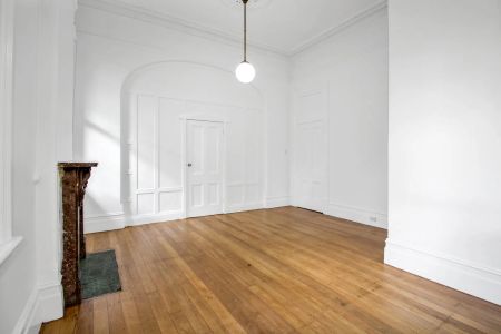 Oversized apartment with high ceilings and classic charm - Photo 2