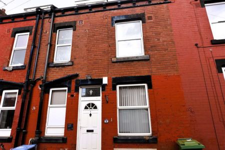 3 bedroom House in Harold View, Leeds - Photo 3