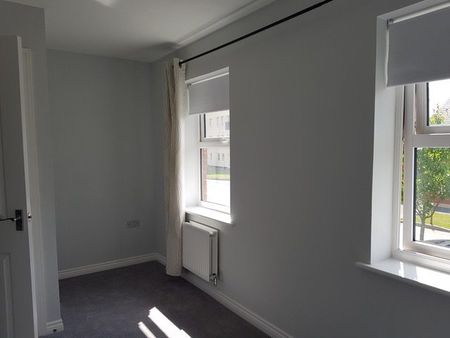 Modern End of Terrace 2 Double Bedroom House To Let in Berryfields, Aylesbury with Sunny Garden, Garage and off street Parking Space, 2 minutes walk to Aylesbury Vale Parkway Station, Aylesbury - Photo 3