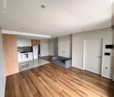 Modern 1 Bedroom Timberfloor Apartment Available For Lease!! - Photo 4