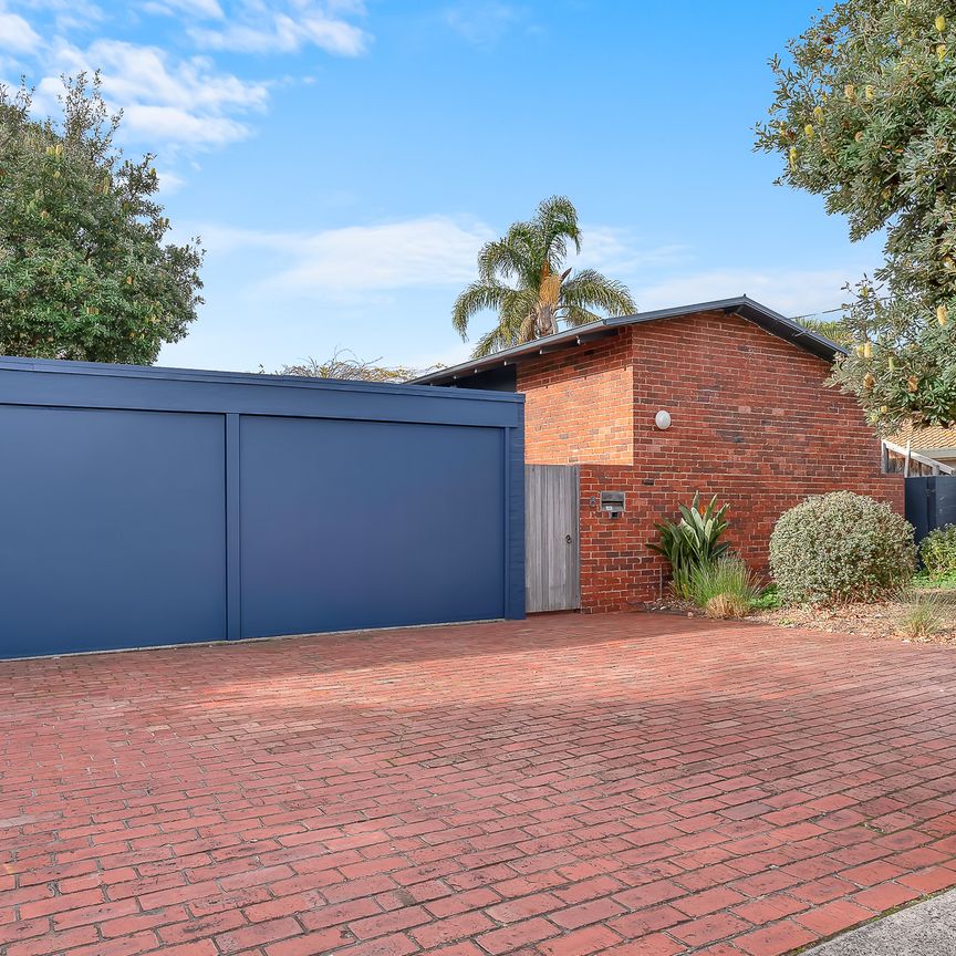 8 Cromer Road, Beaumaris VIC 3193 - House For Rent | Domain - Photo 1