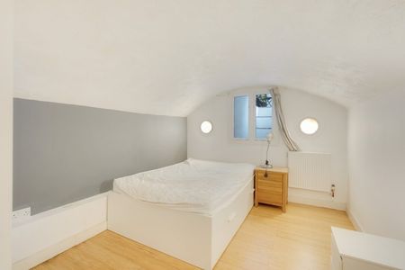 3 Bed Flat - Photo 2