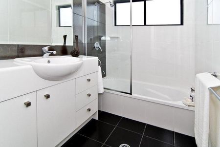 Spacious townhouse in convenient location - Photo 5