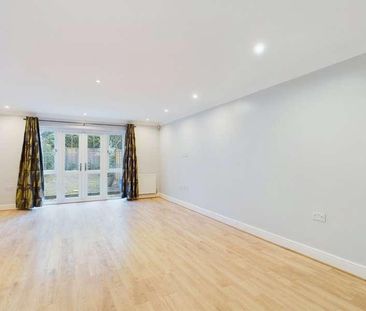 Brooklands Lane, Weybridge, Surrey, KT13 - Photo 1