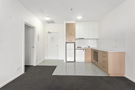 Unfurnished 1 bedroom delight in central location with study! - Photo 3