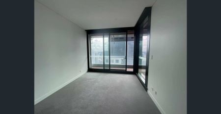 Half minute walk to Town Hall Station & Near New& Timber Floor & One bedroom plus study room - Photo 4