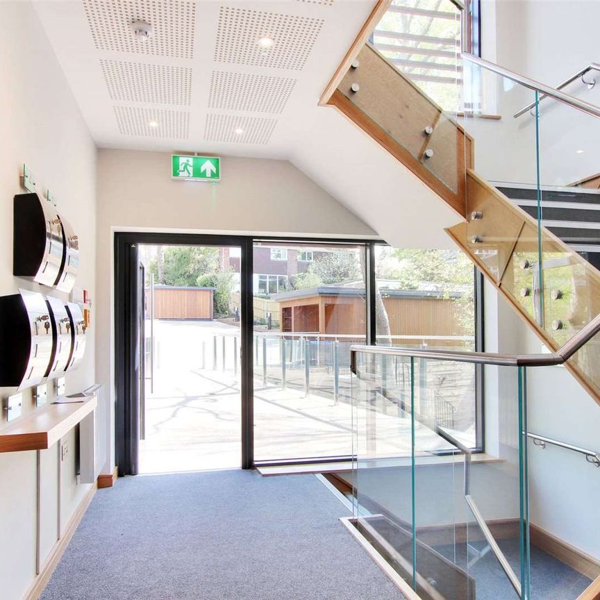 A stylishly presented apartment offering contemporary living and finished to the highest standard throughout. - Photo 1
