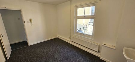 4 very large rooms now available. Call now. - Photo 5