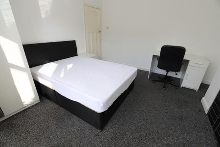 4 bedroom semi-detached house to rent - Photo 5