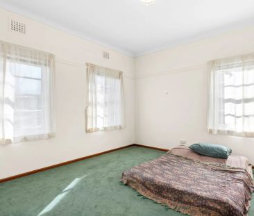 Family Home in the Heart of Narrabundah - Photo 2