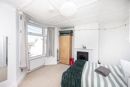 4 bedroom terraced house to rent - Photo 2