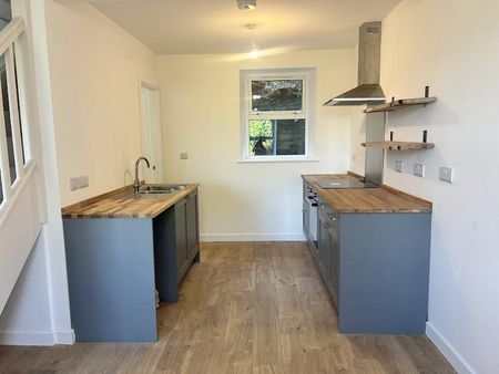 4 bedroom semi-detached house to rent - Photo 5