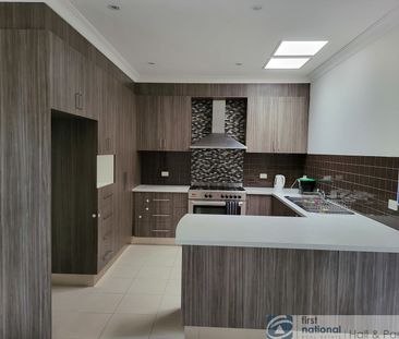 Spacious Townhouse - Photo 2