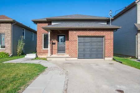 BEAUTIFUL 2 BEDROOM MAIN UNIT IN WELLAND!! - Photo 4