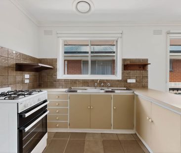 Comfortable 3-Bedroom Family Home in Quiet Kingsbury Court - Photo 2