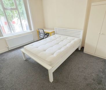 8 Bedroom Semi-Detached House - Photo 3