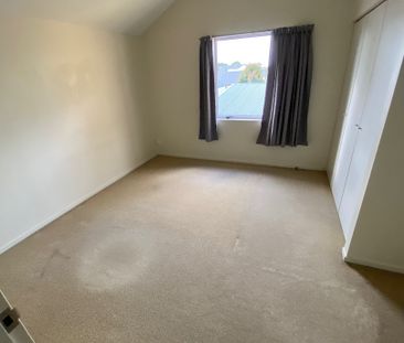 Location, location, lovely townhouse just opposite Botany Town Centre - Photo 3