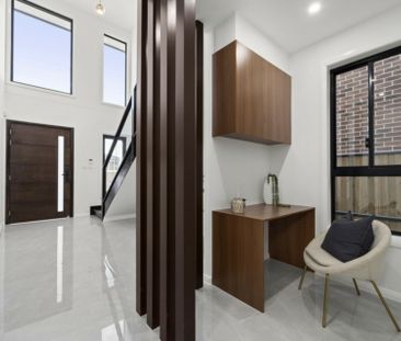 Stunning 5 Bedroom Home - Great Location! - Photo 1