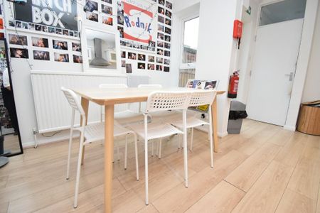 5 bedroom terraced house to rent - Photo 2