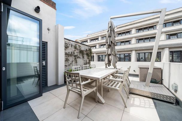 A spectacular duplex Penthouse apartment in the heart of Kensington with two private terraces. - Photo 1