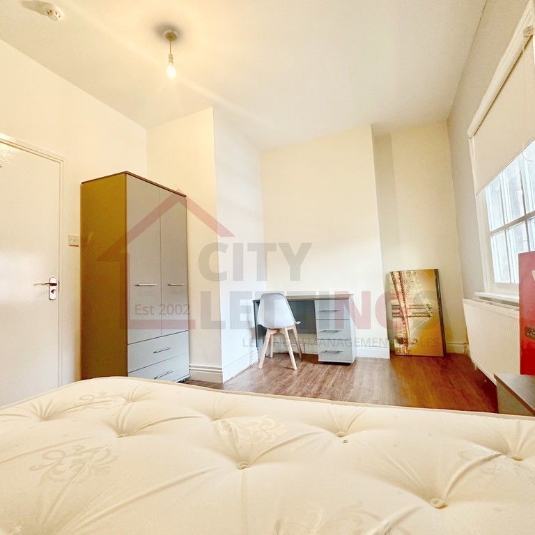 6 Bedroom Flat - Photo 1