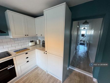 4 bedroom semi-detached house to rent - Photo 5