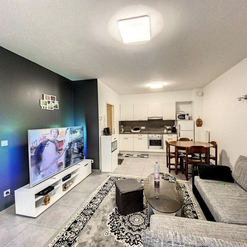 Appartement te huur in Tournai voor € 680 met 1 slaapkamer - Photo 1