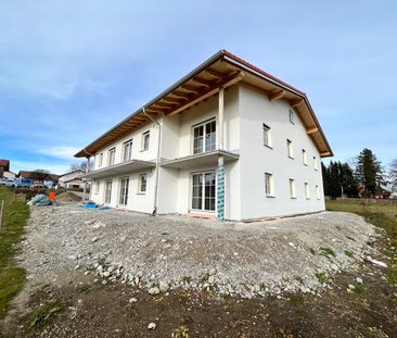 Schicke, barrierefreie 2-ZKB-Neubauwohnung in ruhiger Ortsrandlage mit Aufzug und Südbalkon - Photo 2