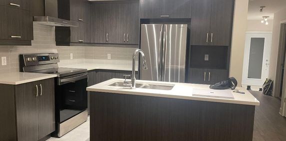 Maison de ville moderne à louer (construite en 2020)/Mondern Townhouse for rent (2020 Bulit) - Photo 2