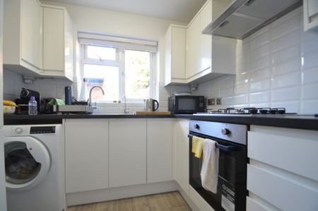 2 bedroom Semi-detached house to rent - Photo 5