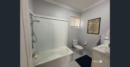 Charming Family Home for Rent – 3 Bedroom Beauty with Leafy Outlook - Photo 5