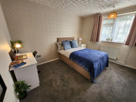 3 bedroom flat to rent - Photo 2