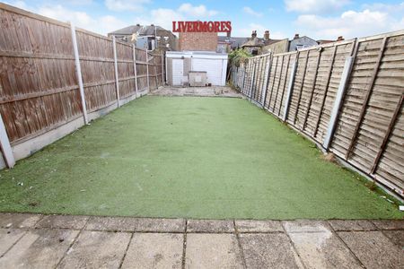 3 bedroom End Terraced to let - Photo 5