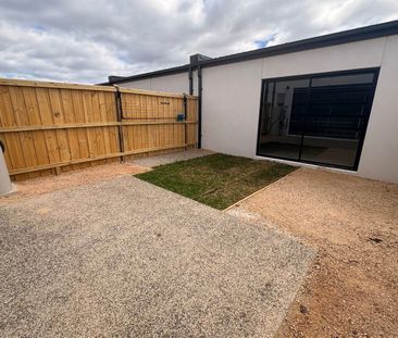 Spacious Modern Living! - Photo 2