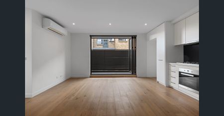 Modern Two-Bedroom Apartment in Prime Location - Photo 3
