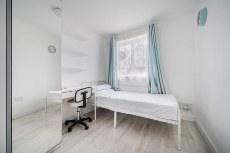 Holmcroft, Crawley - Photo 4