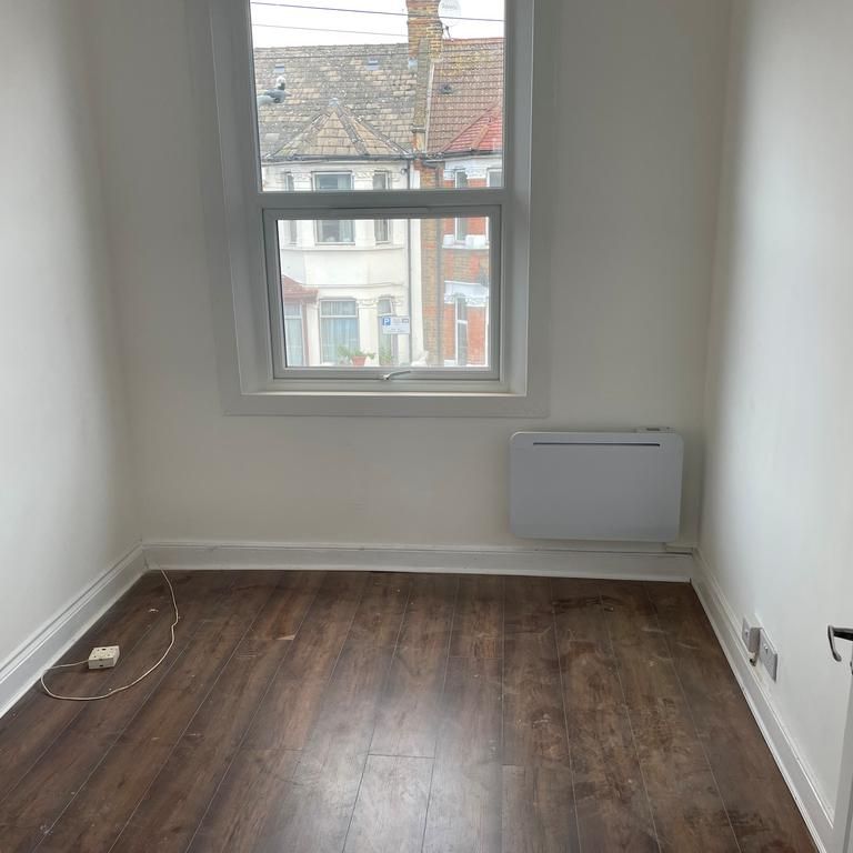 3 bedroom flat to rent - Photo 1