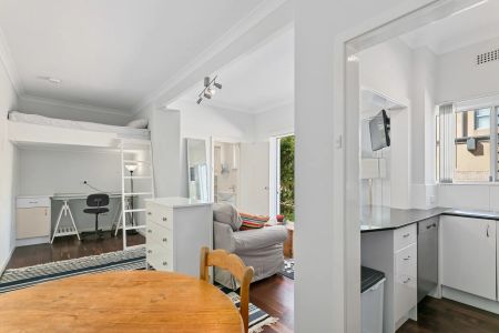 Fully-furnished Studio in Cottesloe - Photo 2