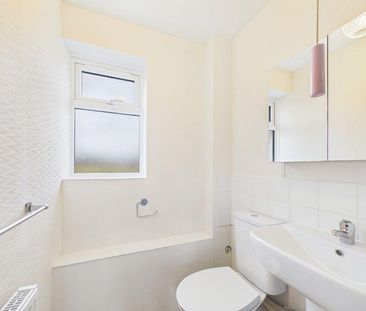 3 bedroom link detached house to rent - Photo 3