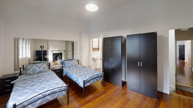 Chippendale - Photo 1