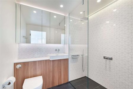 A fantastic one bedroom apartment in the iconic Television Centre development - Photo 2