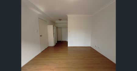 Spacious ground floor 3-bedroom apartment with courtyard - Photo 2