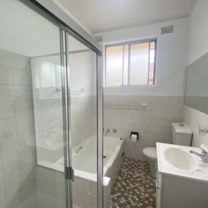 Spacious Apartment in Prime Rockdale Location - Photo 3