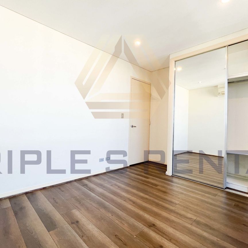 DELUXE DUPLEX TWO BEDROOM APARTMENT !!! AVAILABLE NOW! TO BE THE FIRST INSPECT! - Photo 1