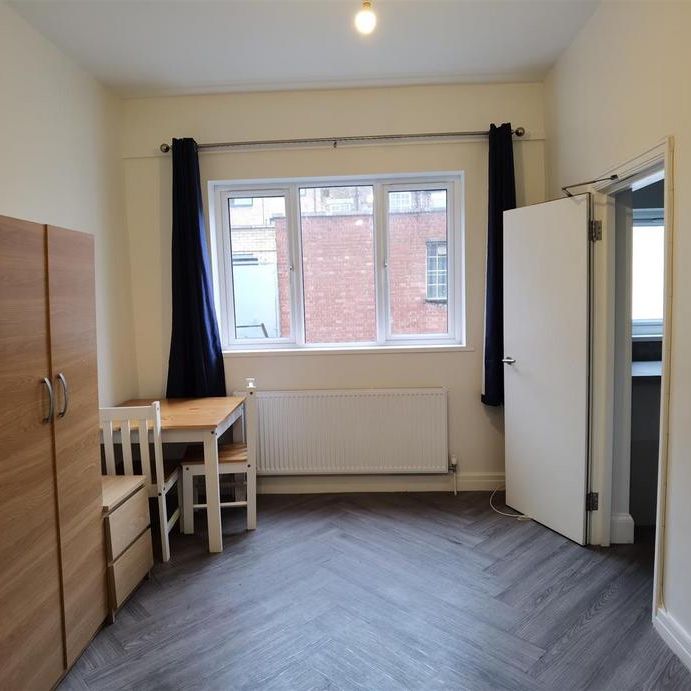 Studio to rent - Photo 1