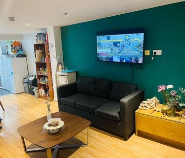 Frederick Grove: Bedroom House, NG7 - Photo 3