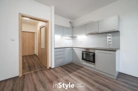Pronájem bytu 1+kk s balkonem i sklepem, ulice Pastýrna, Uherské Hradiště - Kasárna - Photo 3